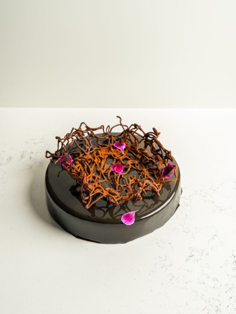 Chocolat noir, fleur d'oranger, feuille de cassis