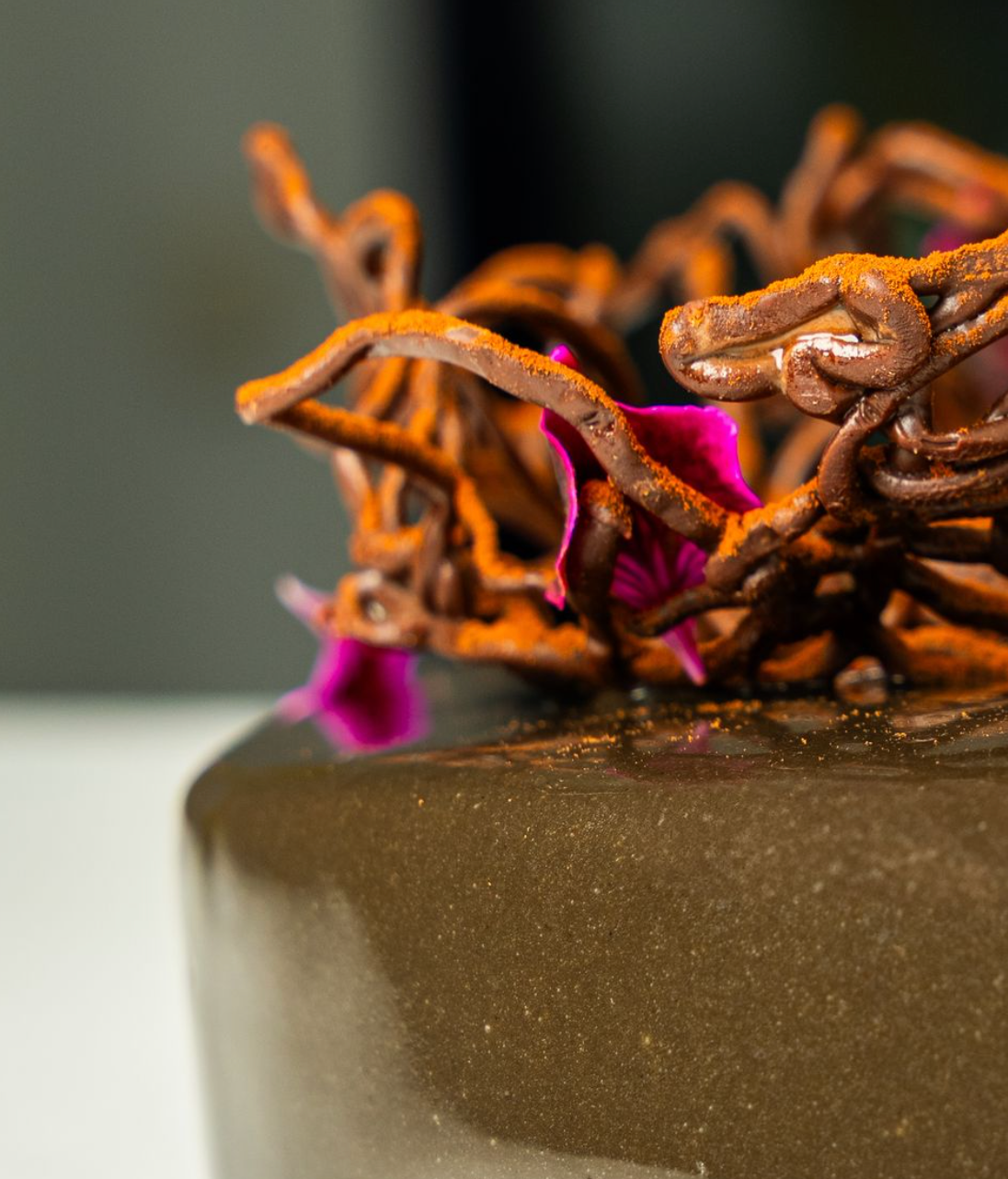 Chocolat noir, fleur d'oranger, feuille de cassis