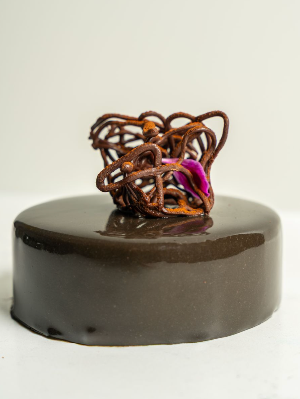 Chocolat noir, fleur d'oranger, feuille de cassis