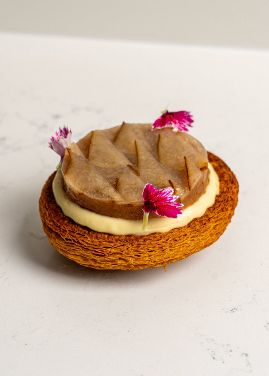 Feuilletage, poire, pécan, tonka