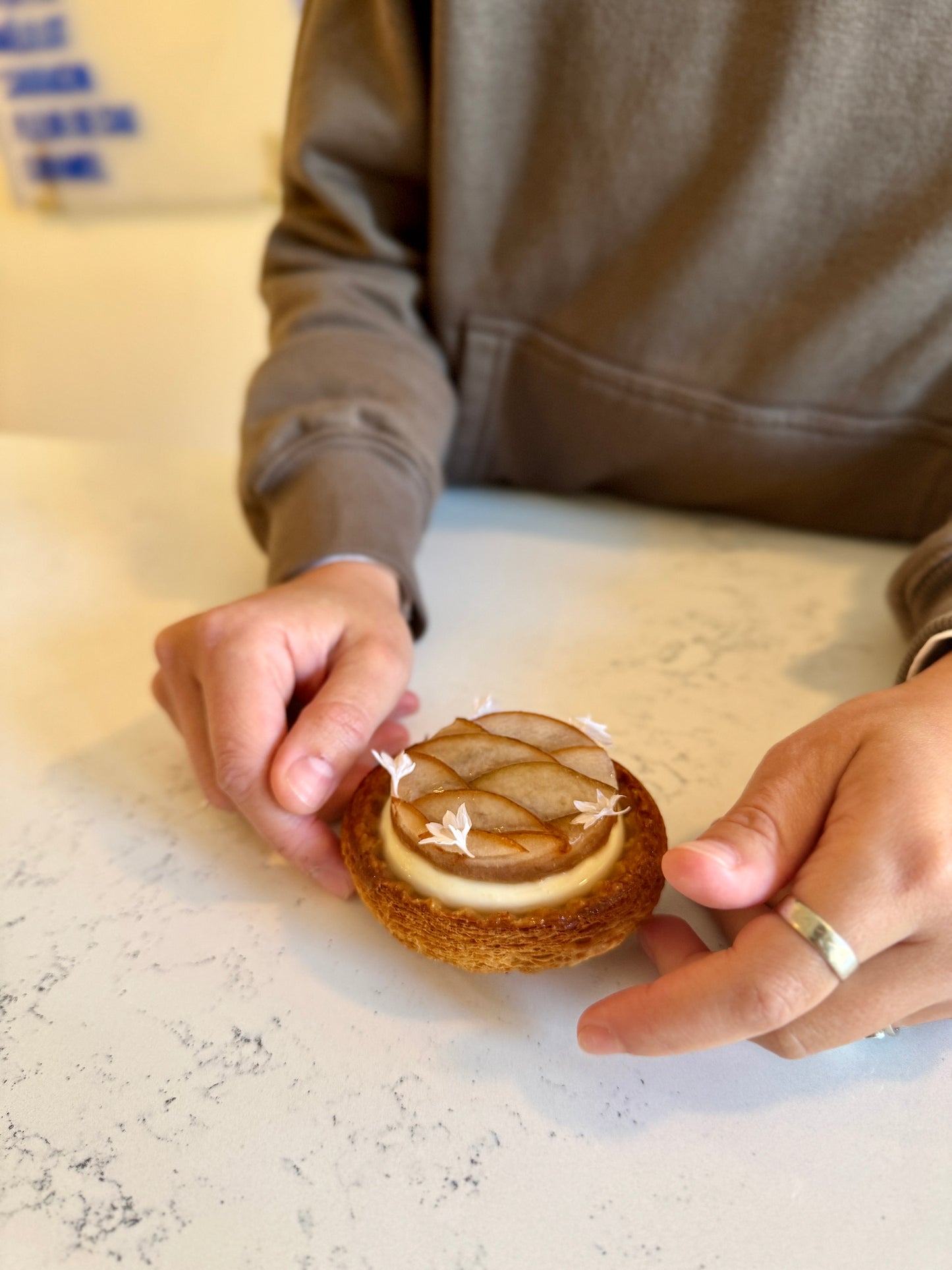 Feuilletage, poire, pécan, tonka